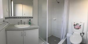 Gallery image of Foreshore Holiday Unit in Mandurah