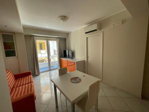 a small living room with a table and a chair at casa vacanze La Farfalla in Capo dʼOrlando