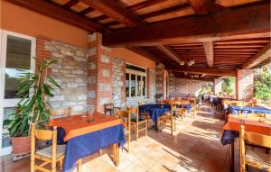 Restoran või mõni muu söögikoht majutusasutuses Amazing Home In Passignano Sul Trasime With Outdoor Swimming Pool, 5 Bedrooms And Wifi