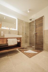 bagno con doccia e lavandino di Hotel MeerZeiten inklusive externer Schwimmbad- & Saunanutzung a Bensersiel