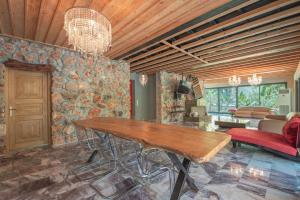 KIDRAK PREMIUM VILLAS في فتحية: غرفة معيشة مع طاولة خشبية وأريكة