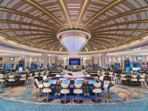 een casino met een grote lobby met tafels en stoelen bij City of Dreams Mediterranean - Integrated Resort, Casino & Entertainment in Limassol