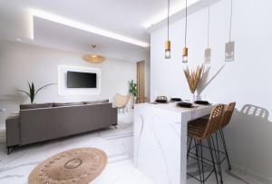 een woonkamer met een tafel en een bank bij Arbona Apartment II in Vóroi