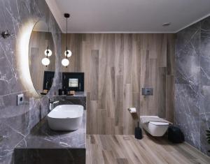ein Badezimmer mit einem Waschbecken, einem WC und einem Spiegel in der Unterkunft Arbona Apartment II in Vóroi