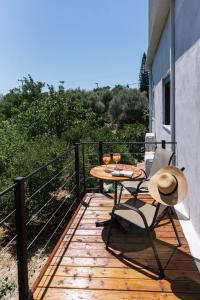 een patio met een tafel en stoelen op een balkon bij Arbona Apartment II in Vóroi