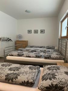 Un pat sau paturi într-o cameră la Apartmán Hustopeče
