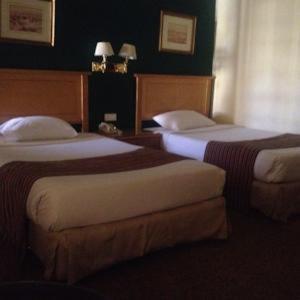 um quarto de hotel com duas camas num quarto em Amarante Pyramids Bed Room no Cairo