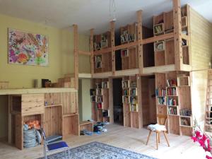 ein Zimmer mit Bücherregalen aus Holz in der Unterkunft Gut Herzershof 