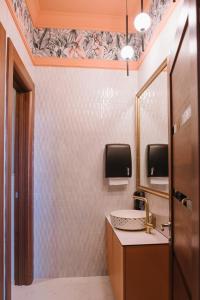 O baie la AVIOR Garni Hotel