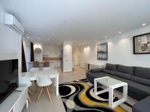 un soggiorno con divano e tavolo di Luxury family apartment Equilibrium a Palm-Mar