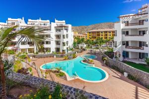 eine Luftaufnahme eines Resorts mit Swimmingpool in der Unterkunft Luxury family apartment Equilibrium by AltamarHomes in Palm-mar