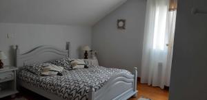 een slaapkamer met een bed met een wit en zwart dekbed bij Nuit Champenoise Tout Confort in Louze