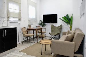 un soggiorno con divano e tavolo di Royal Luxury Suite ad Atene