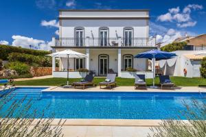 een villa met zwembad voor een huis bij Villa Isabella by OCvillas in Paderne