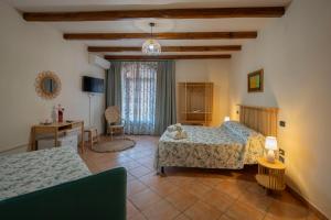 1 dormitorio con 2 camas, mesa y escritorio en Agriturismo A casa di Anna, en Pellezzano