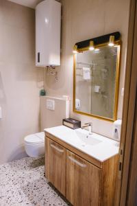 O baie la AVIOR Garni Hotel