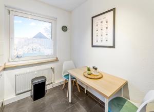 a dining room with a table and a window at Modern 3-BR Apmt. Sleeps 6+ (Martin-der-Meisterliche) in Essen