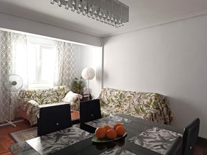 ein Wohnzimmer mit Sofa und Tisch in der Unterkunft Centro. Bahía. Estaciones. in Santander
