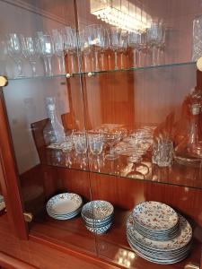 ein Glasschrank mit Tellern und Gläsern darauf in der Unterkunft Centro. Bahía. Estaciones. in Santander