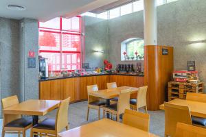 Hotel ibis Guimaraes tesisinde bir restoran veya yemek mekanı