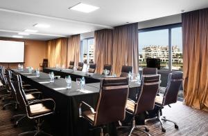 une grande salle de conférence avec une grande table et des chaises dans l'établissement Wyndham Nordelta Tigre - Buenos Aires, à Tigre