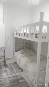 タンジェにあるUne superbe appartement familialの白い部屋の白い二段ベッド