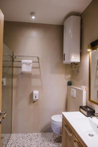 O baie la AVIOR Garni Hotel
