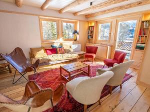 un soggiorno con divano e sedie di Chalet spacieux Méribel · Ski aux pieds · Cheminée - FR-1-688-34 a Méribel
