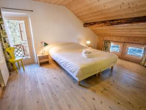una camera da letto con un letto in una stanza di legno di Chalet spacieux Méribel · Ski aux pieds · Cheminée - FR-1-688-34 a Méribel