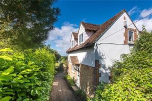 una casa blanca con un camino que conduce a ella en Idyllic cosy cottage close to Oxford and Le Manoir, en Cuddesdon
