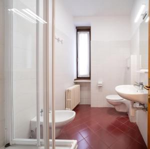 La salle de bains est pourvue de 2 toilettes, d'un lavabo et d'une douche. dans l'établissement Residence Villa Viola, à Andalo