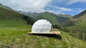 NarynにあるTenir-Too Glampingの山頂に座る白いドームテント