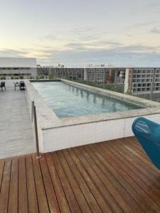 uma grande piscina no topo de um edifício em Apartamento à 100 metros da praia. em João Pessoa