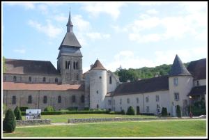 un gran edificio con una torre y una iglesia en AU BORD DE L'EAU studio 1, en Chambon-sur-Voueize