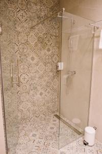 O baie la AVIOR Garni Hotel
