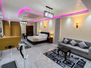 Habitación de hotel con cama y sofá en Adams Guest House, en El Cairo