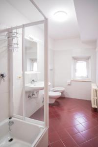 een badkamer met een douche, een wastafel en een toilet bij Residence Villa Viola in Andalo