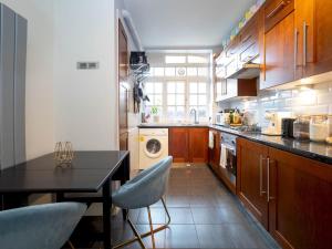 uma cozinha com uma mesa e cadeiras em Pass the Keys One bedroom APT near popular London attractions em Londres