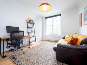 a living room with a couch and a desk at Pass the Keys One bedroom APT near popular London attractions in London