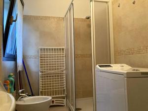 uma casa de banho com um chuveiro e um lavatório. em Bilocale vista mare em Cattolica