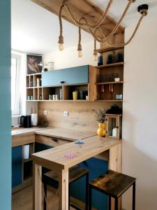 uma cozinha com uma mesa de madeira e armários azuis em Rare view em Plovdiv