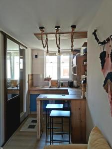 una cucina con lavandino e bancone con sgabelli di Rare view a Plovdiv
