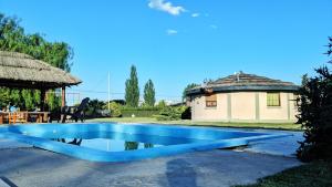 una piscina azul frente a una casa en Complejo Rincón del Sur San Rafael en San Rafael