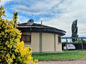 una pequeña casa con un satélite en el techo en Complejo Rincón del Sur San Rafael en San Rafael