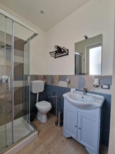 La salle de bains est pourvue de toilettes, d'un lavabo et d'une douche. dans l'établissement Posidonia B&B, à Terrasini