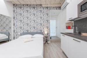 1 dormitorio con cama blanca y lavamanos en Casa di Sophia en Verona