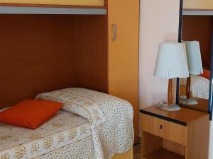 - une chambre avec un lit et une lampe sur une table dans l'établissement Casa Sicilia, à Syracuse
