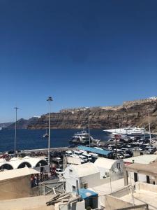 um monte de barcos estacionados numa marina em Poudras Amazing View Caldera em Órmos Athiniós