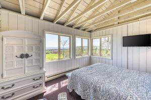 Giường trong phòng chung tại Castle Rock & Sea Belle Cottages