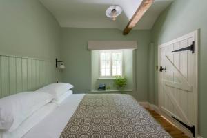 Postel nebo postele na pokoji v ubytování Glan Honddu Lodge